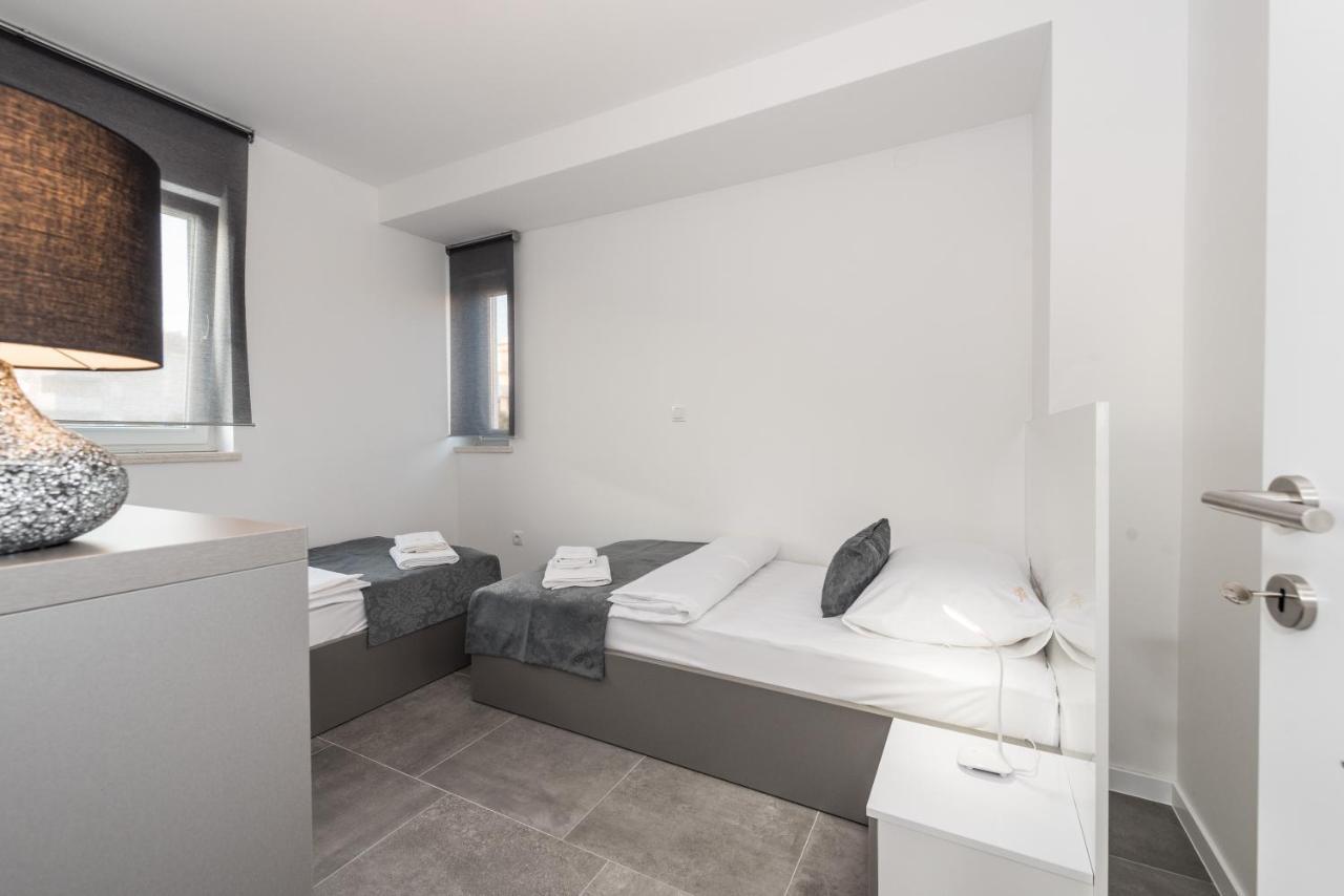 Villa Magnifica Apartments With Pool Novalja Bagian luar foto