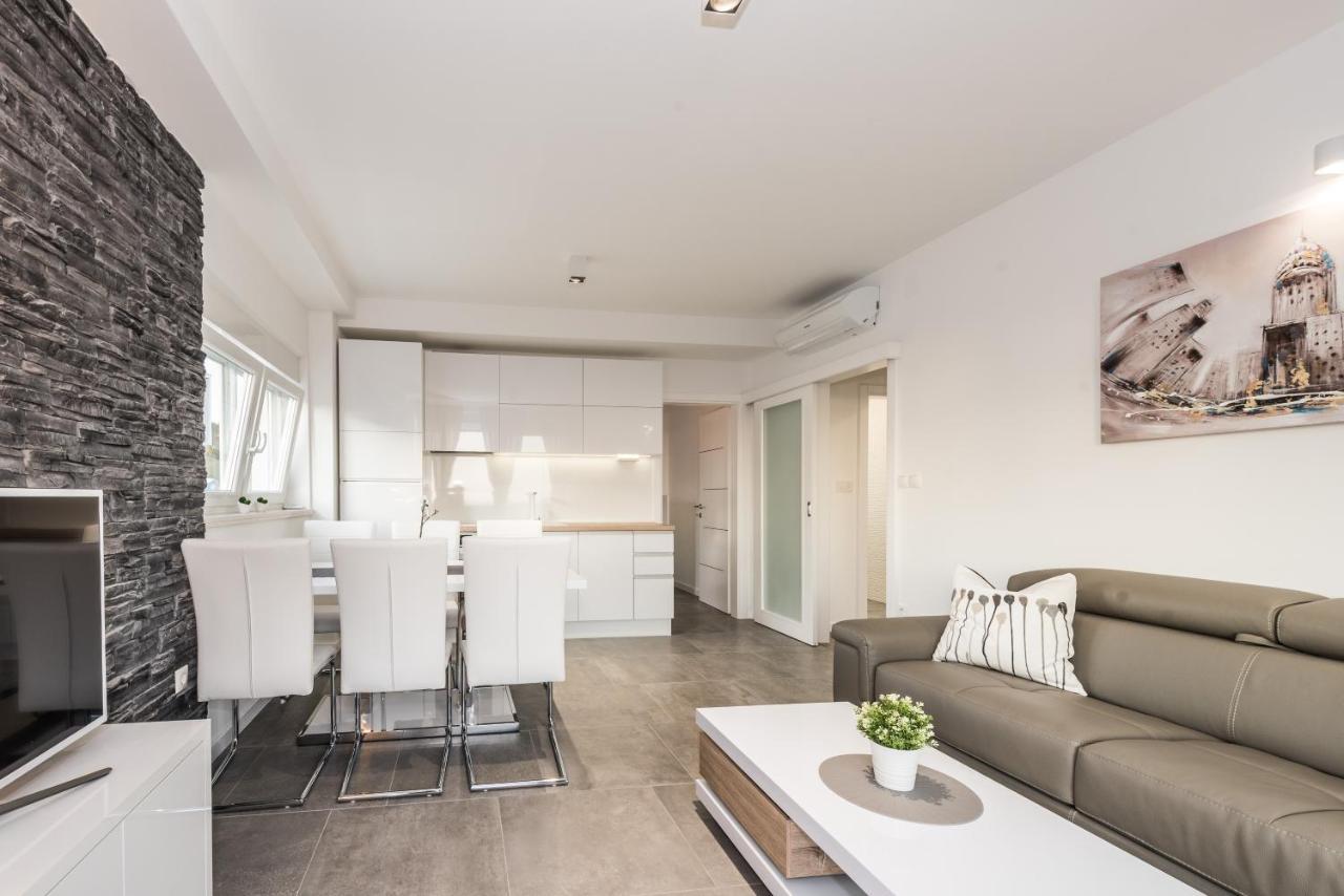 Villa Magnifica Apartments With Pool Novalja Bagian luar foto