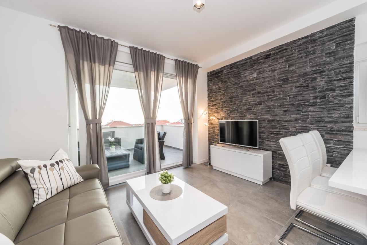 Villa Magnifica Apartments With Pool Novalja Bagian luar foto