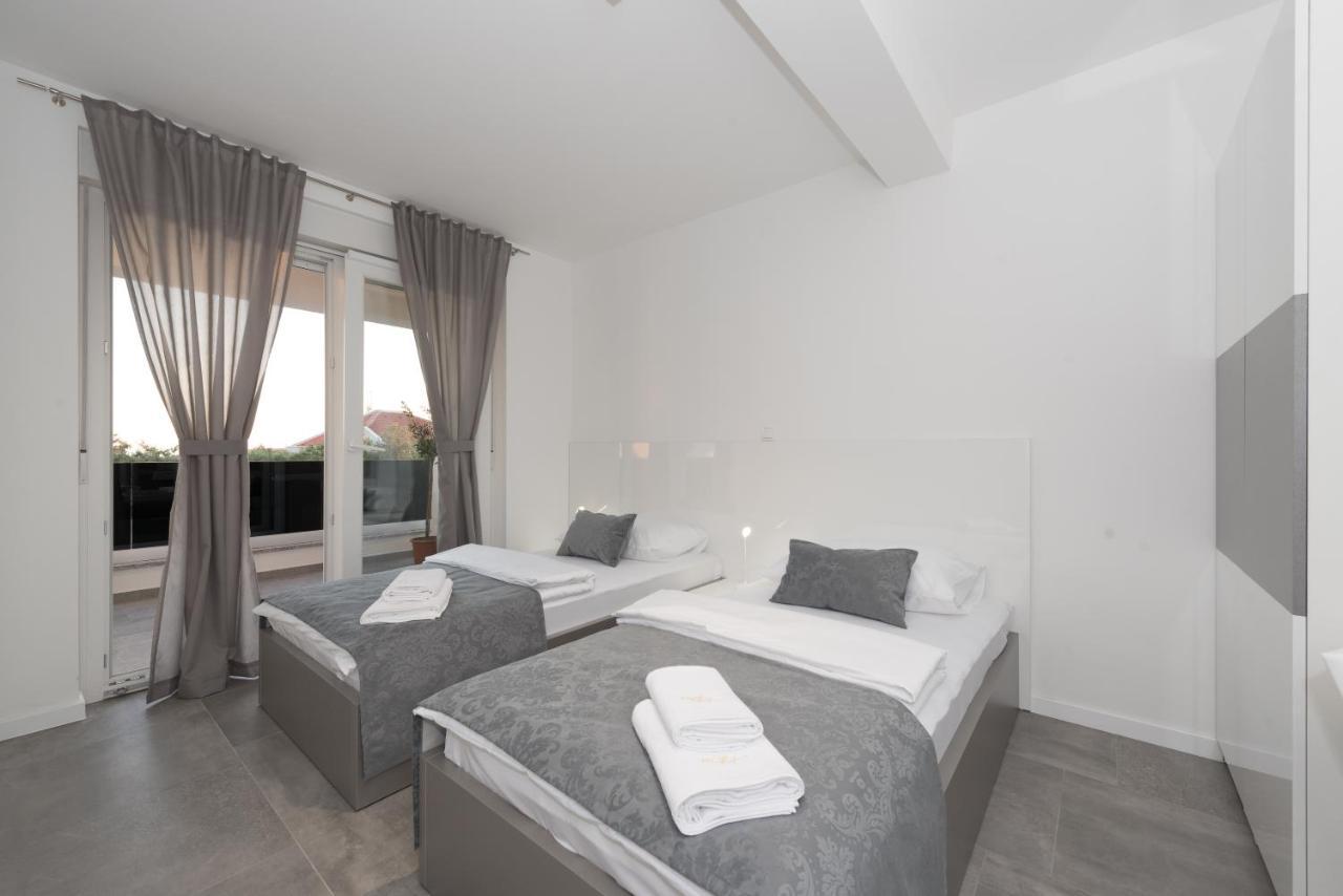 Villa Magnifica Apartments With Pool Novalja Bagian luar foto
