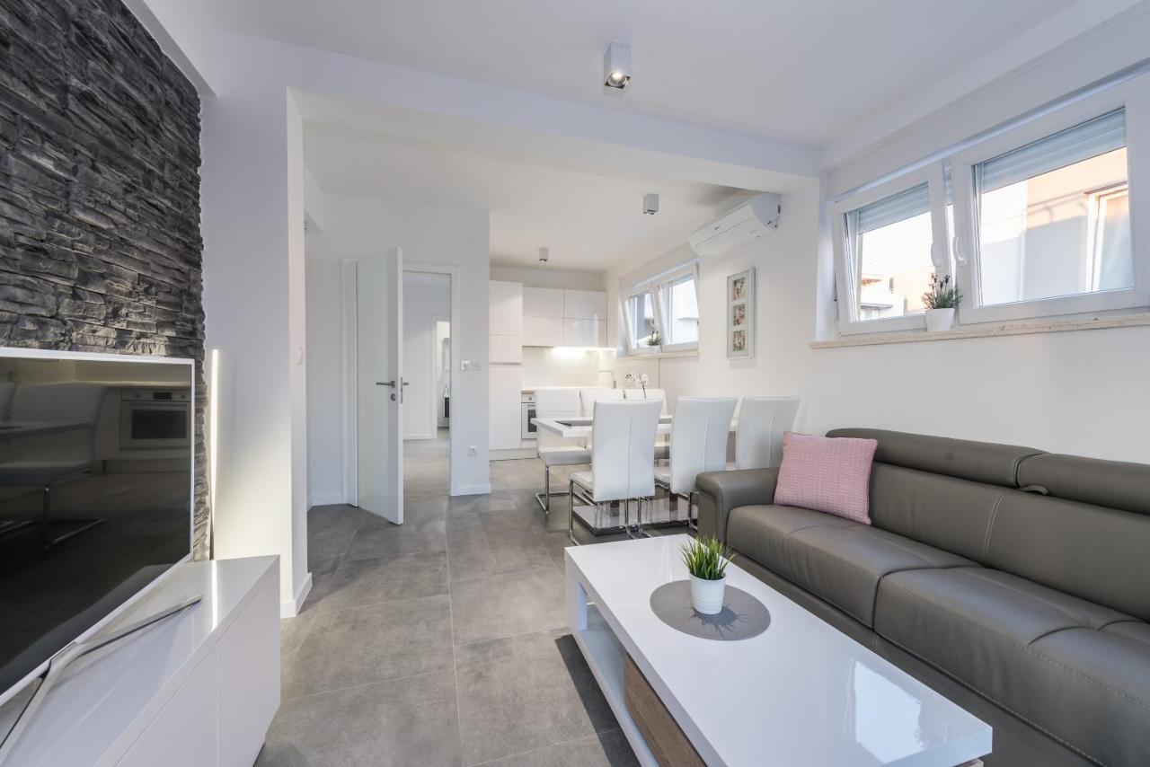 Villa Magnifica Apartments With Pool Novalja Bagian luar foto