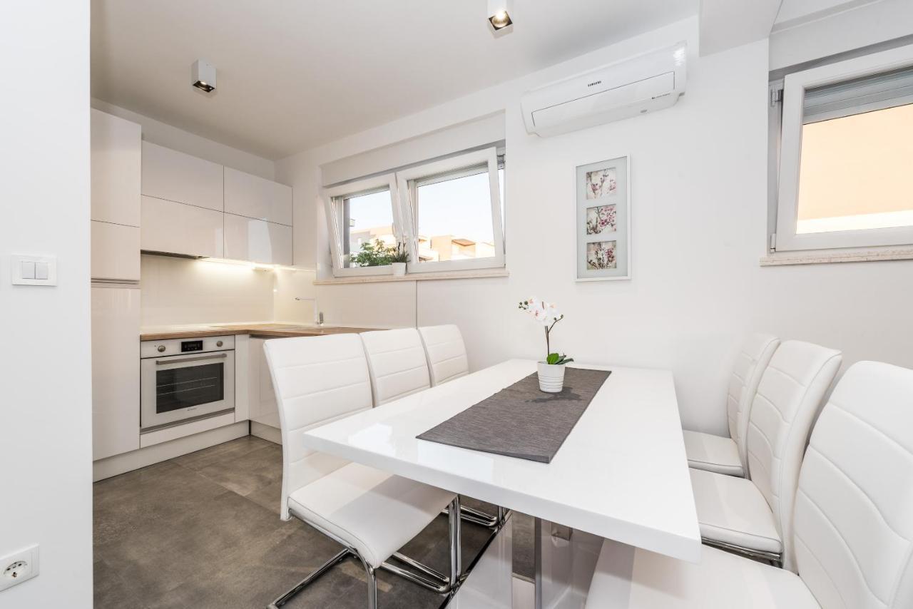 Villa Magnifica Apartments With Pool Novalja Bagian luar foto