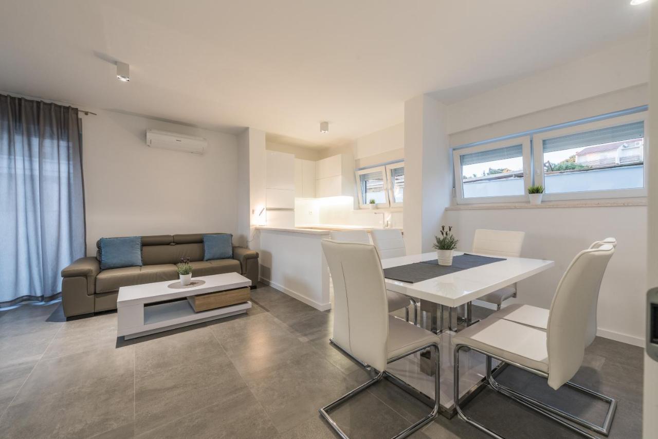 Villa Magnifica Apartments With Pool Novalja Bagian luar foto