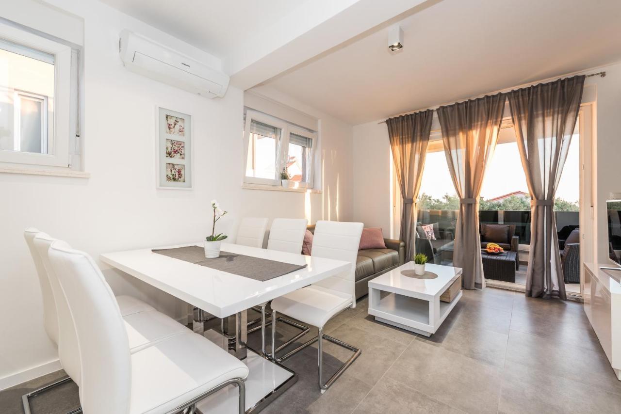 Villa Magnifica Apartments With Pool Novalja Bagian luar foto